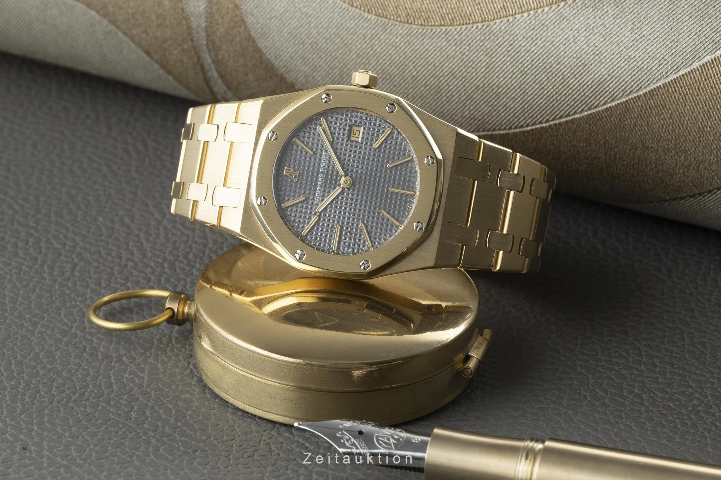 Audemars Piguet Royal Oak 18 ct gold quartz men's watch 56175BA.OO.0789BA.01  [2201223] - Image 2