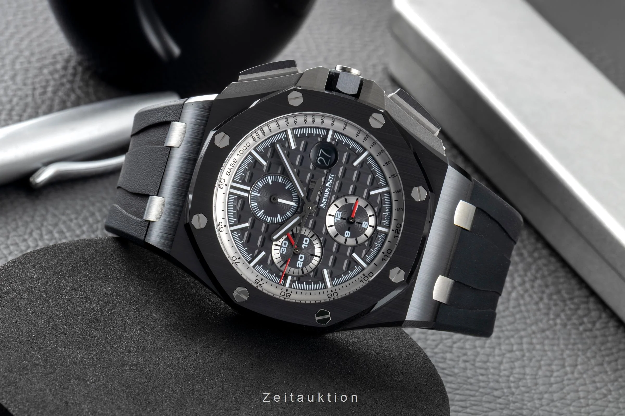 Audemars Piguet Royal Oak ceramic / titanium automatic men's watch 26405CE.OOA002CA.01 LP: 54400EUR  [2601219] - Image 3