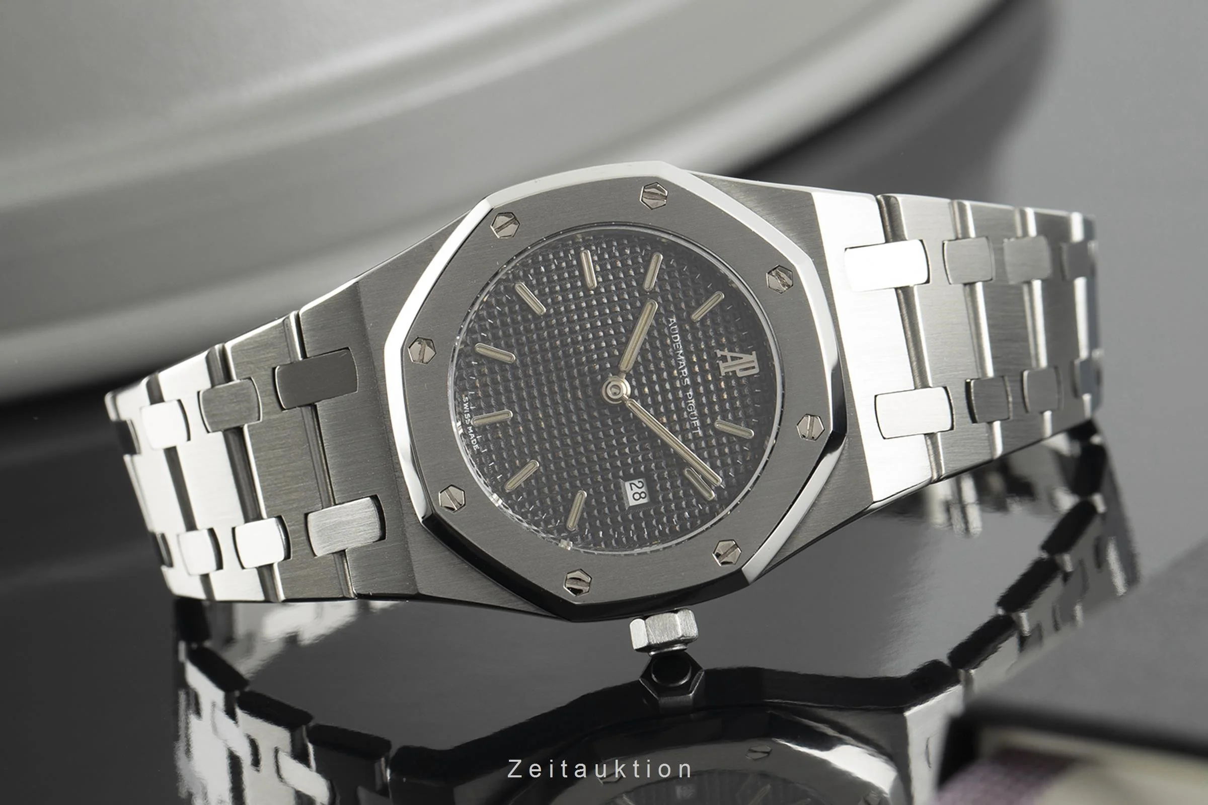 Audemars Piguet Royal Oak steel quartz women's watch  [2108486] - Image 2