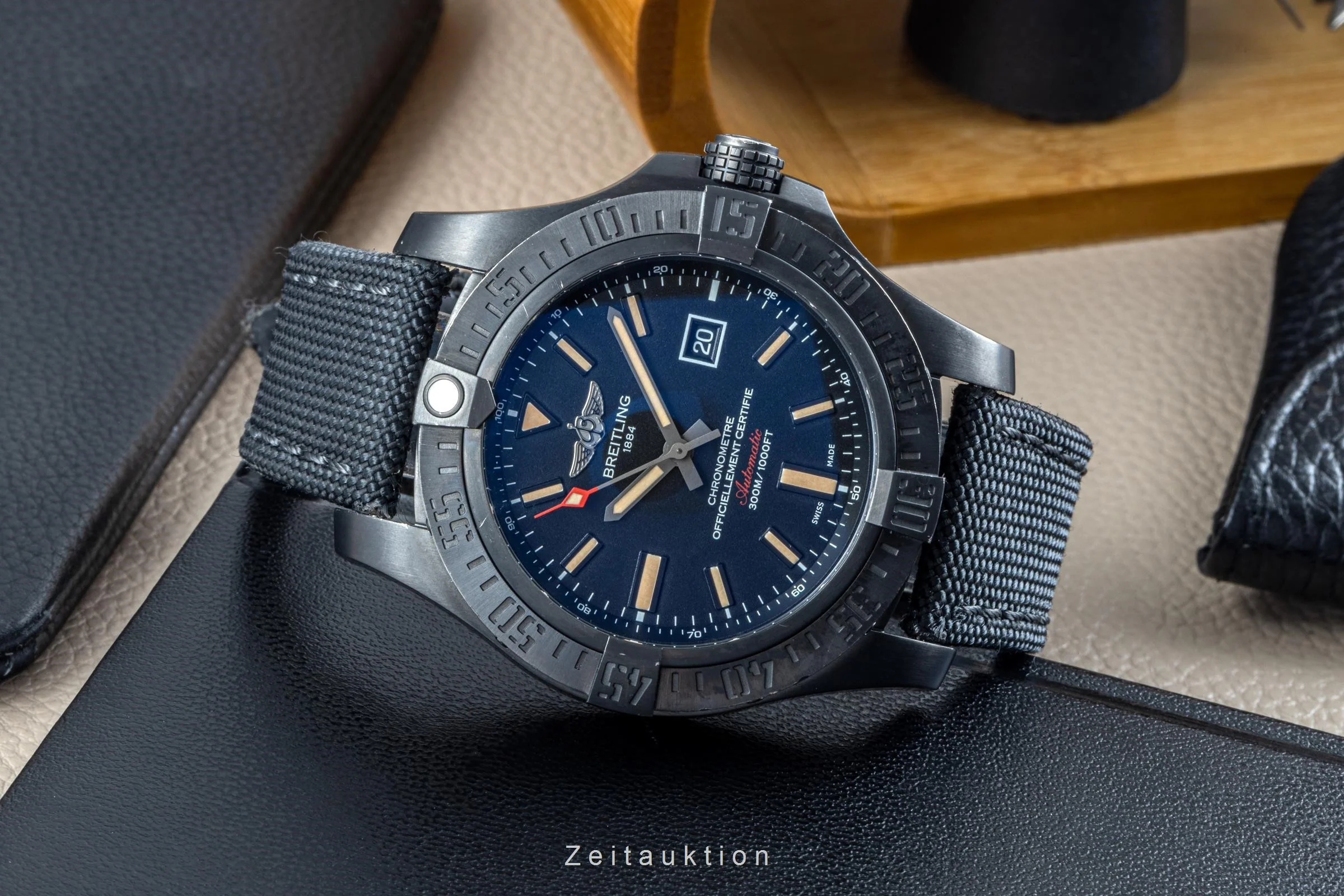 Breitling Avenger Blackbird 44 titanium automatic men's watch V17310 LP: 4830EUR  [2206356] - Image 2