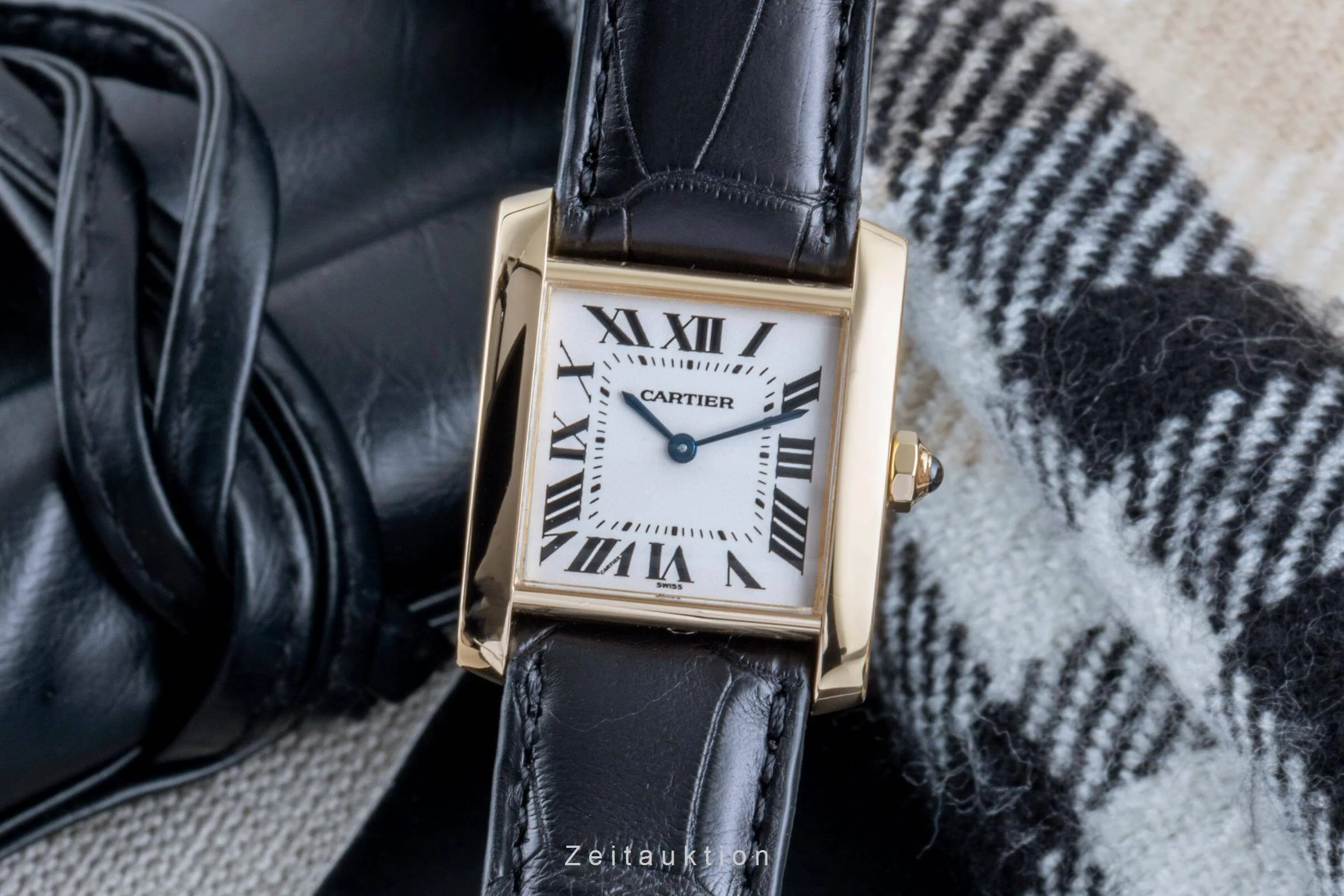 Cartier Tank Francaise 18 ct gold quartz women's watch W50003N2  [2502186] - Image 2