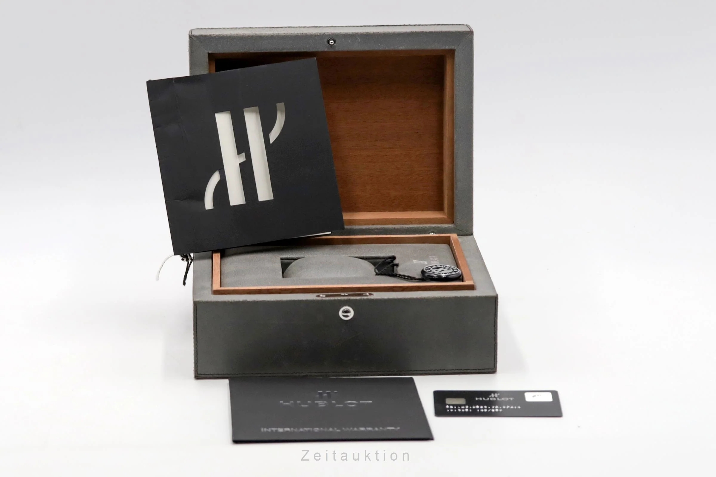 Hublot Classic Fusion chronograph ceramic / titanium automatic men's watch 521.NC.0589.VR.OPX14 Limited  [2506399] - Image 9