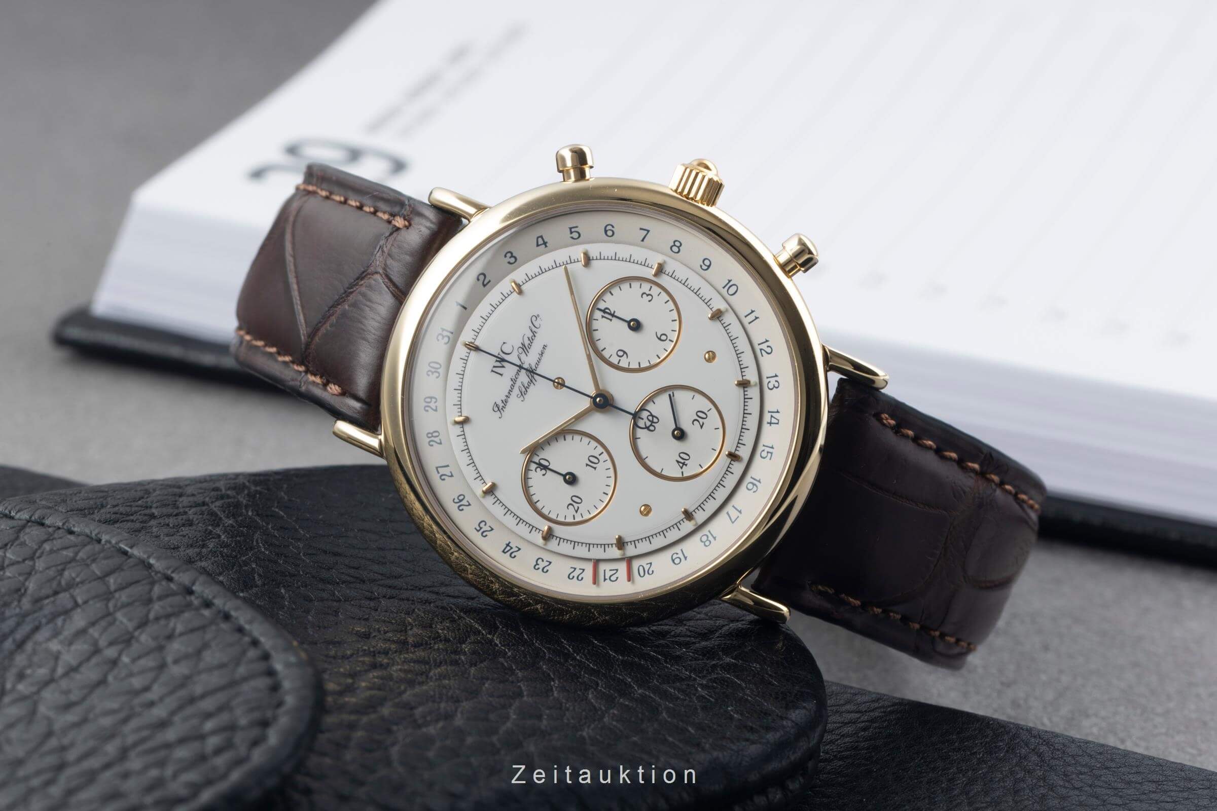 IWC Portofino chronograph 18 ct gold quartz men's watch IW373101  [2501132] - Image 3