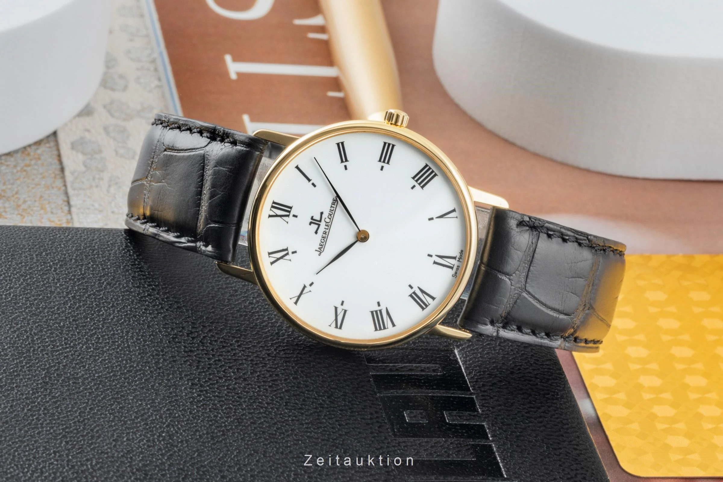 Jaeger LeCoultre Classique Ultra Thin 18 ct gold quartz men's watch 111.1.09  [2401475] - Image 2