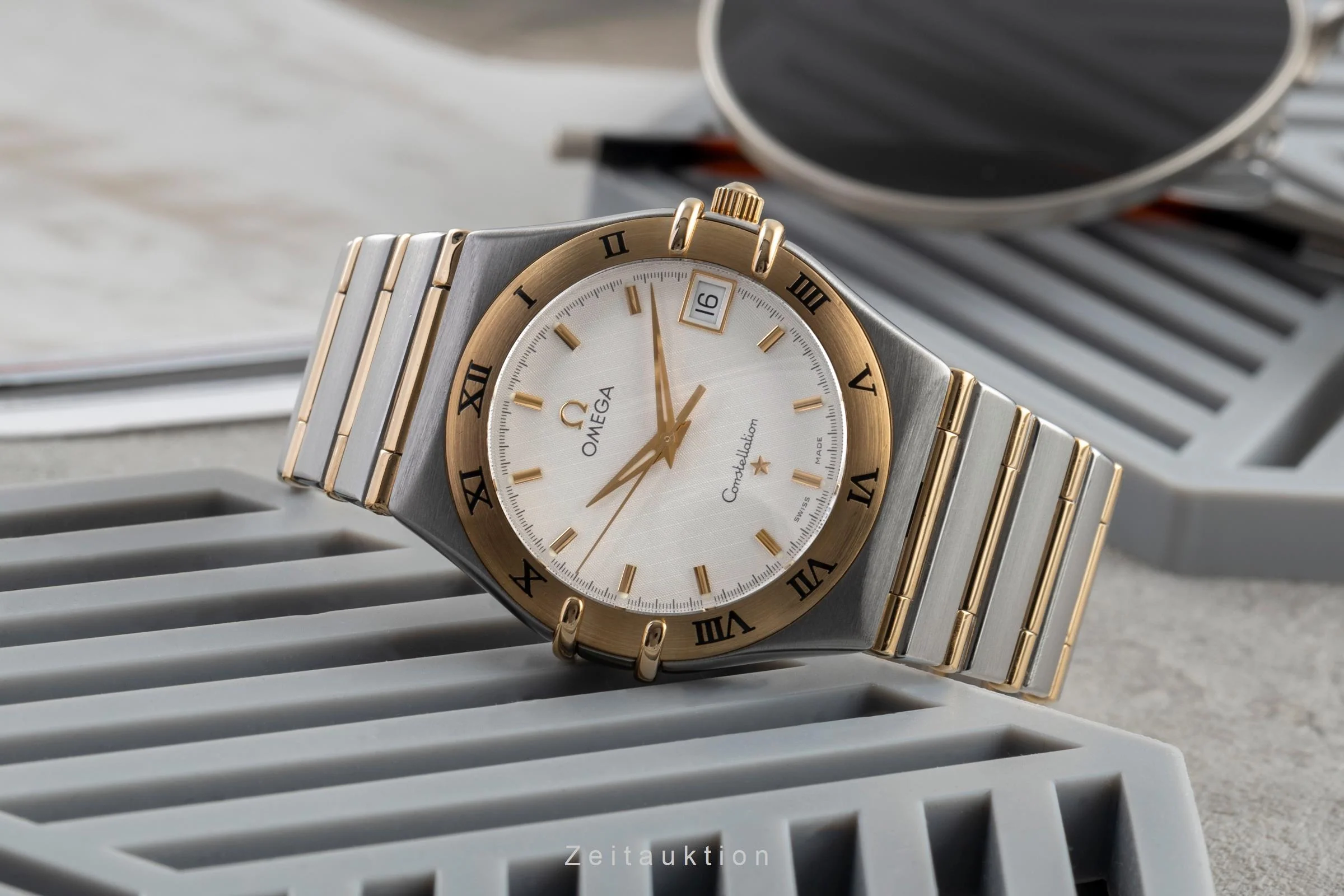 Omega Constellation steel / gold quartz men's watch 1212.30.00  [2504489] - Image 3