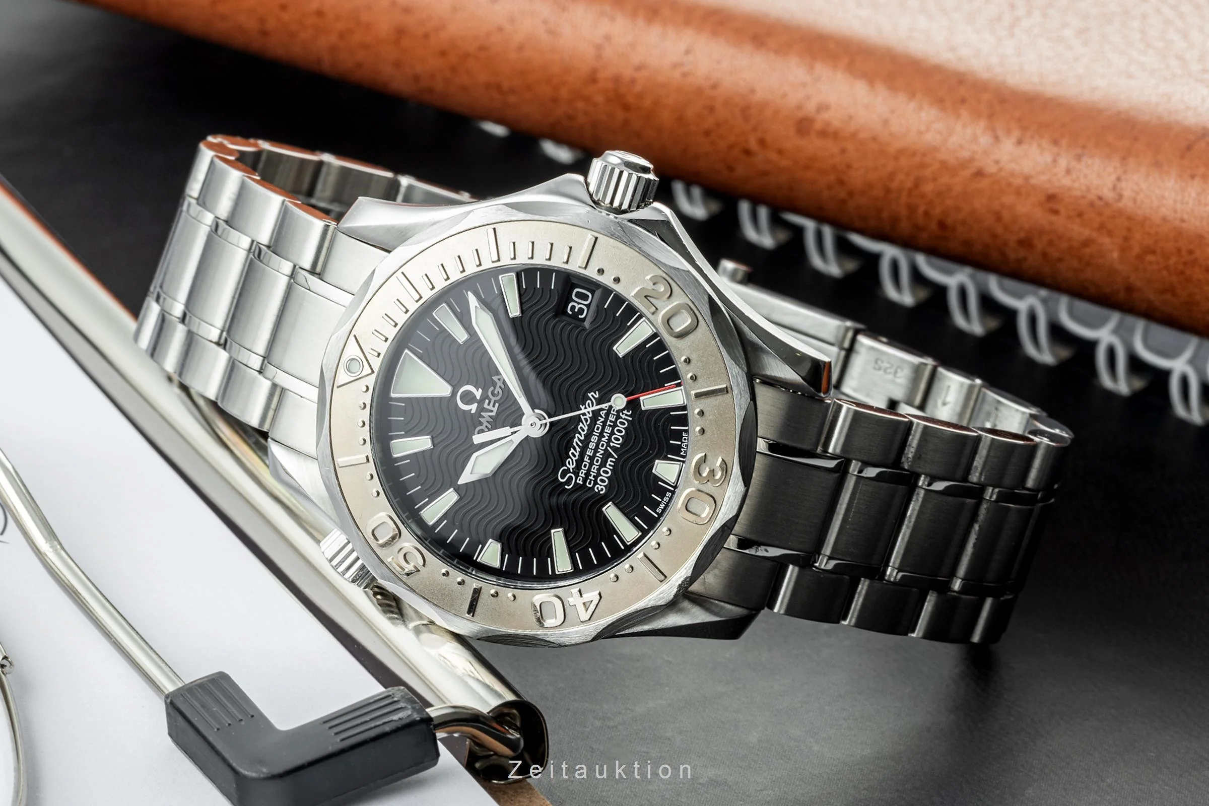 Omega Seamaster steel / white gold automatic men's watch 2236.50.00 VP: 7700EUR  [2302878] - Image 2