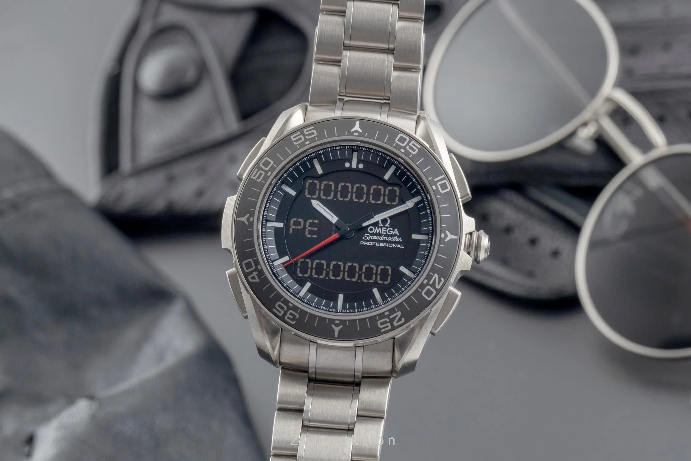 Omega Speedmaster chronograph titanium quartz men's watch 318.90.45.79.01.001  [2505301] - Image 2