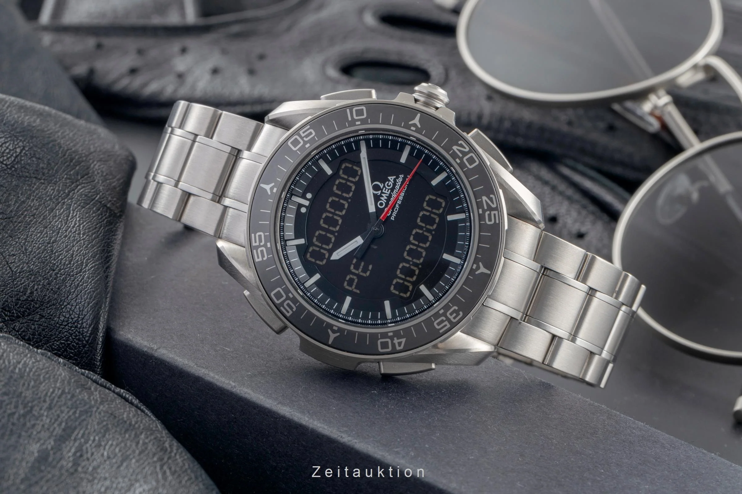 Omega Speedmaster chronograph titanium quartz men's watch 318.90.45.79.01.001  [2505301] - Image 3