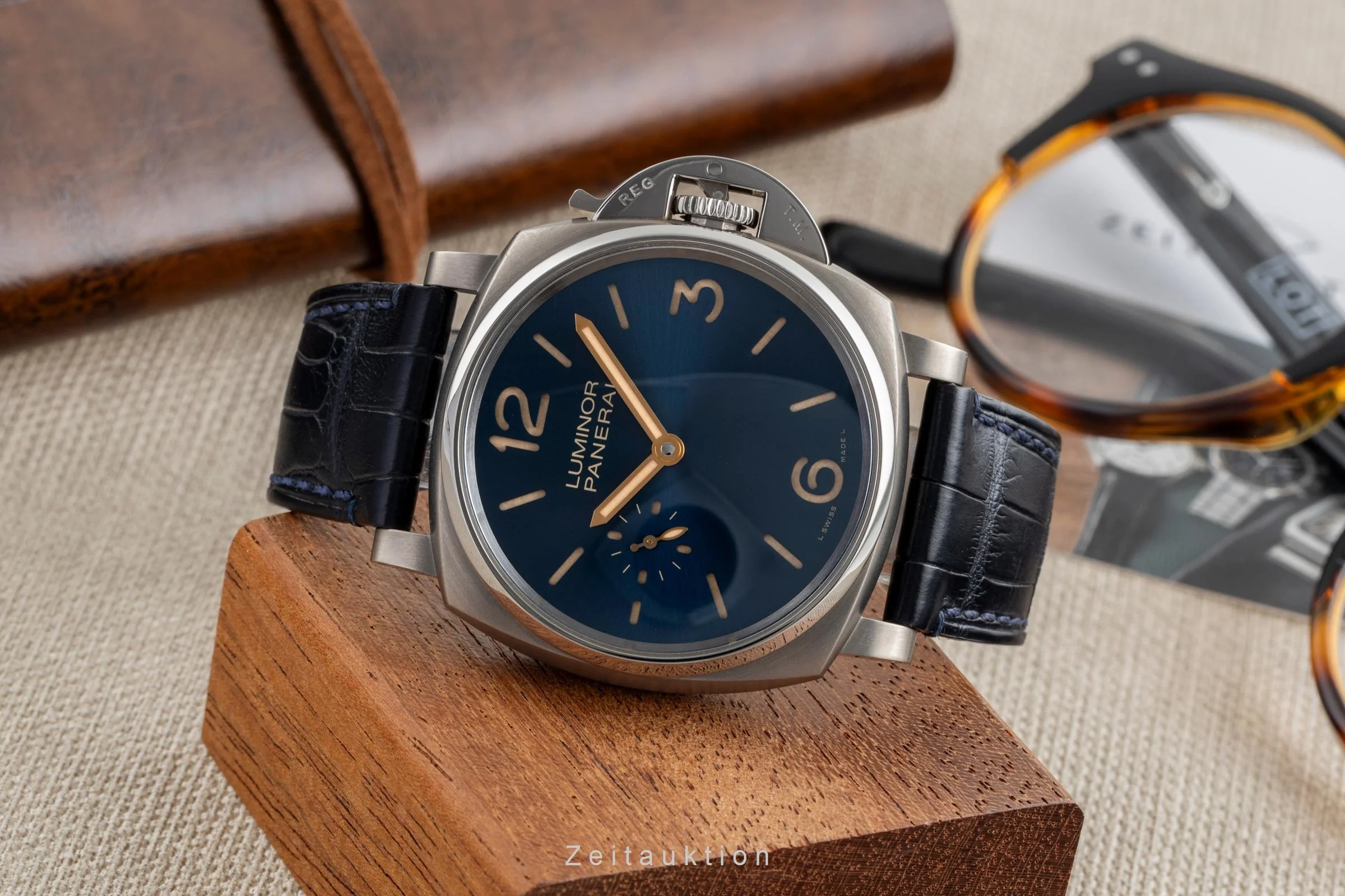 Panerai Luminor  titanium manual winding men's watch PAM00728  [2504729] - Image 3