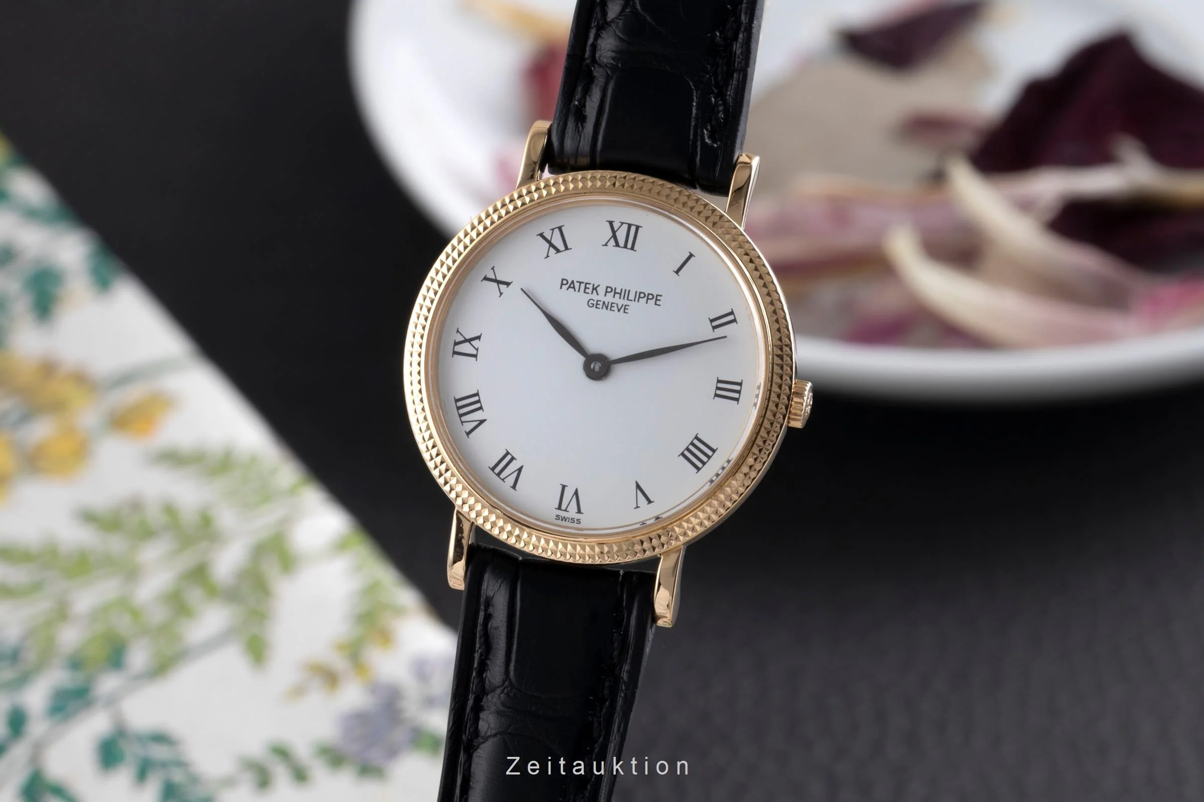 Patek Philippe Calatrava 18 ct gold quartz women's watch 4819  [2600419] - Image 2