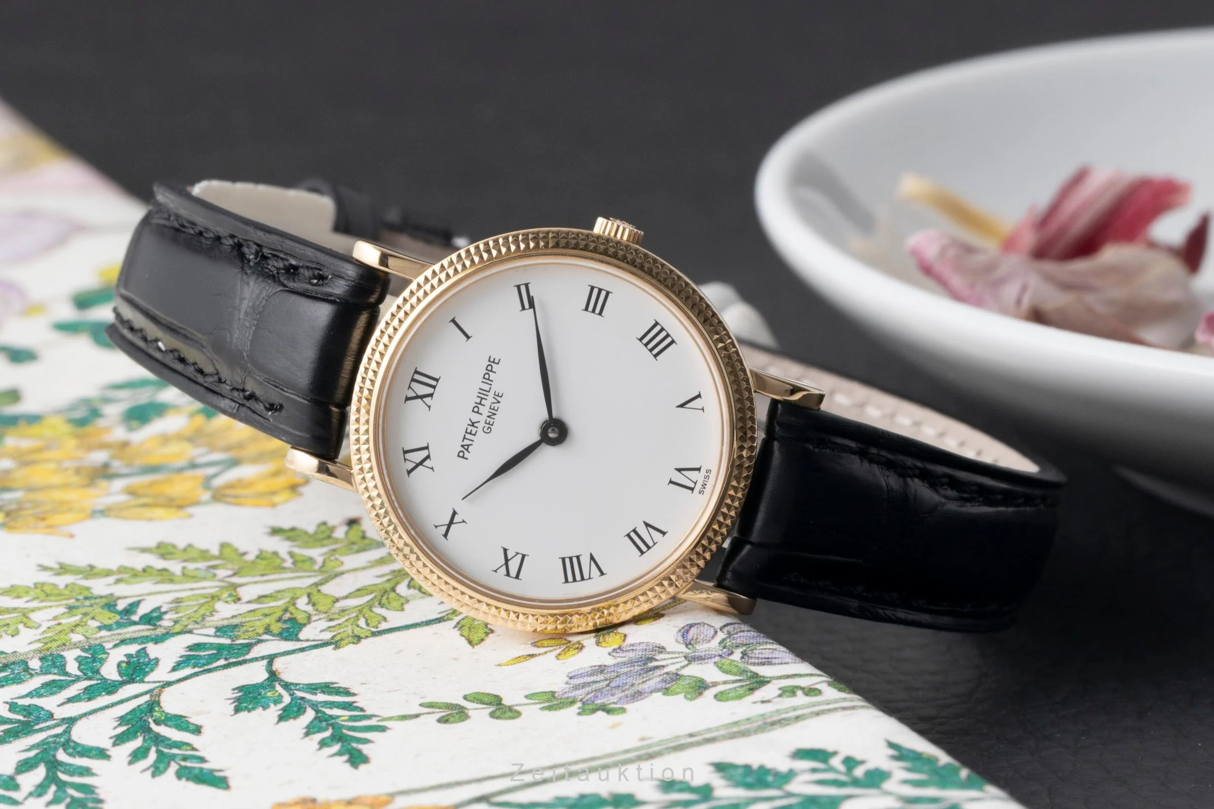 Patek Philippe Calatrava 18 ct gold quartz women's watch 4819  [2600419] - Image 3
