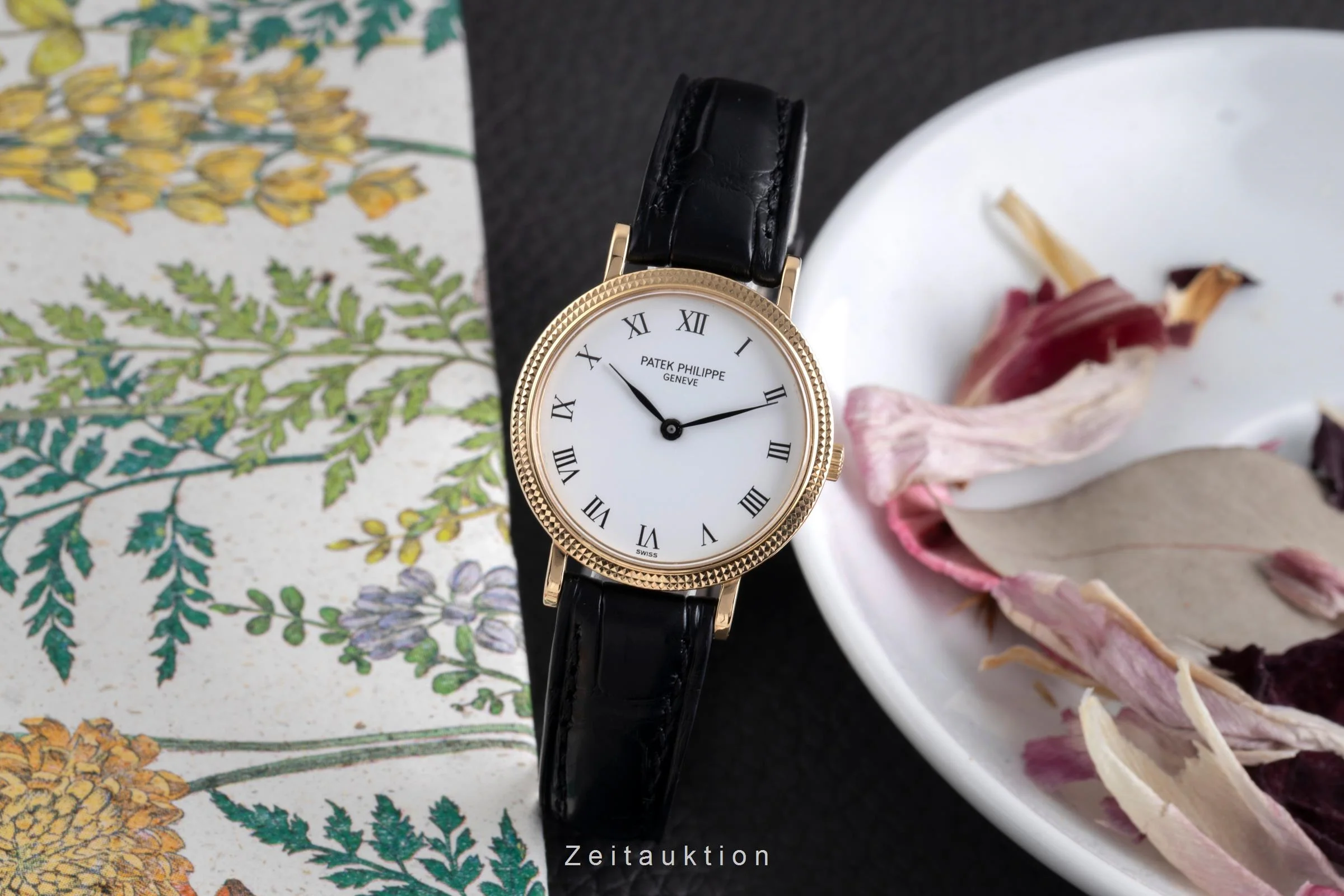 Patek Philippe Calatrava 18 ct gold quartz women's watch 4819  [2600419] - Image 4