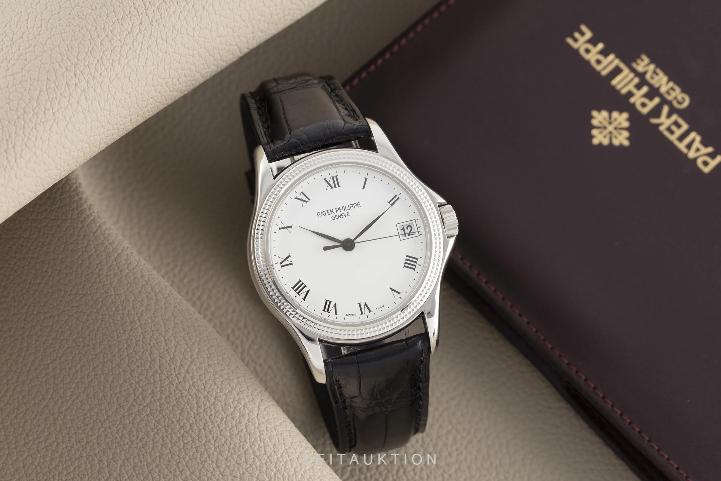 Patek Philippe Calatrava 18 ct white gold automatic men's watch 5117G-001  [2106241] - Image 3