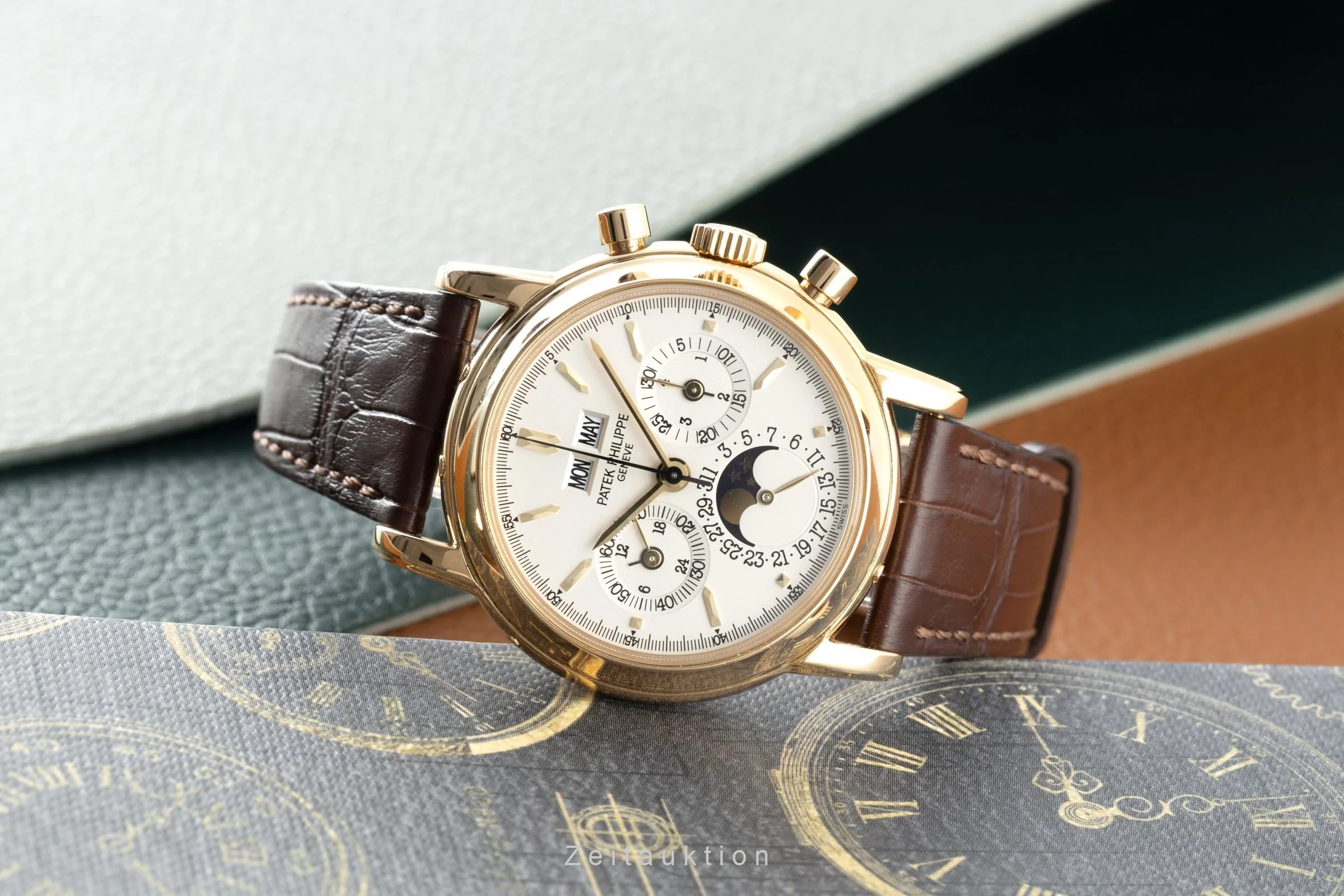 Patek Philippe Perpetual Calendar chronograph 18 ct gold manual winding men's watch 3970/2  [2203229] - Image 3