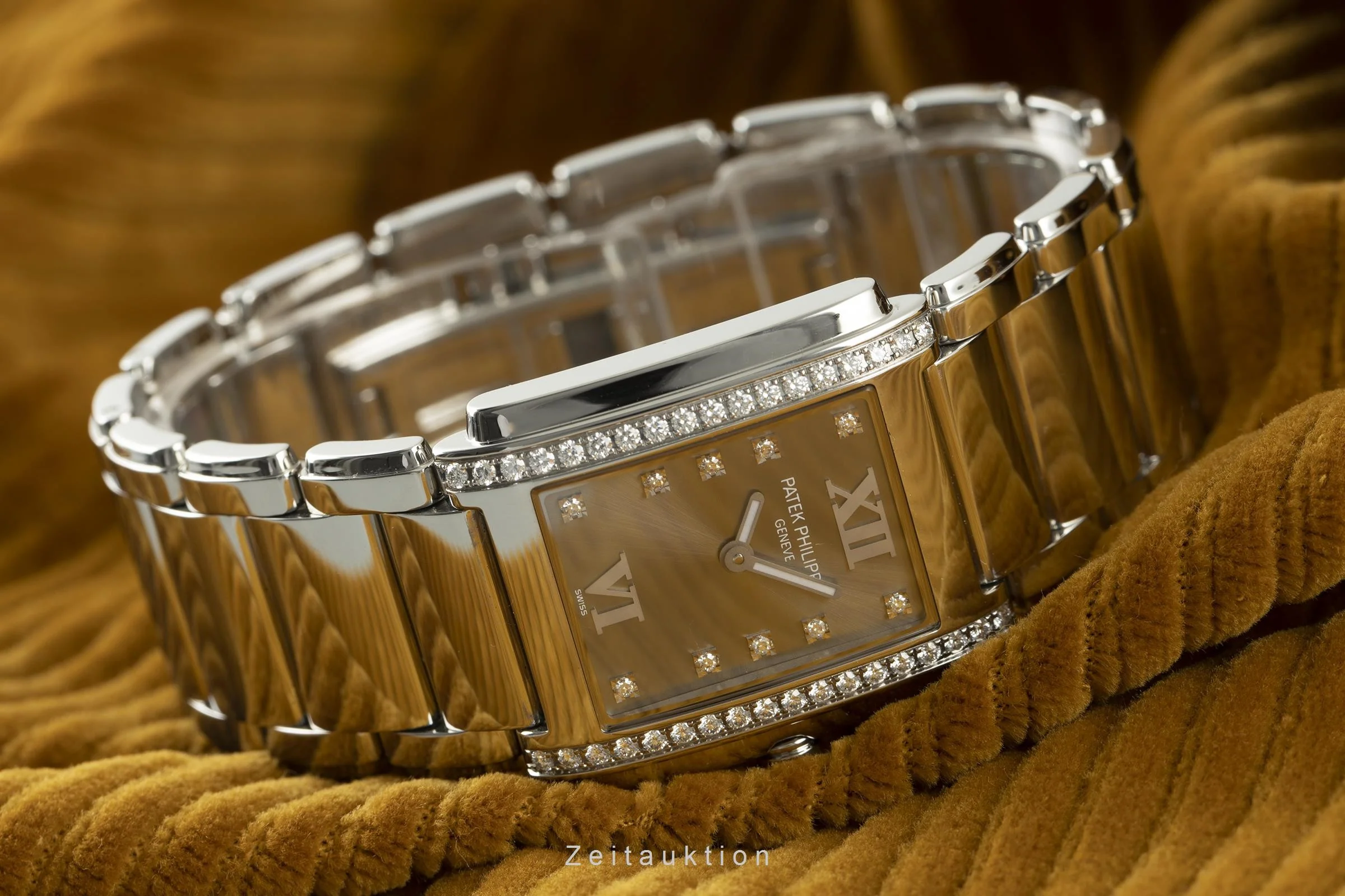 Patek Philippe Twenty 4  steel quartz women's watch 4910/10  [2109385] - Image 2
